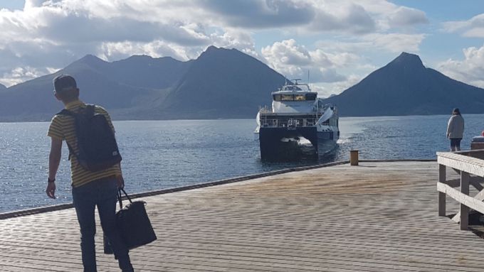 Hurtigbåten anløper Bolga hver dag kl 0900 (Søndag kl 1620) på tur til Bodø